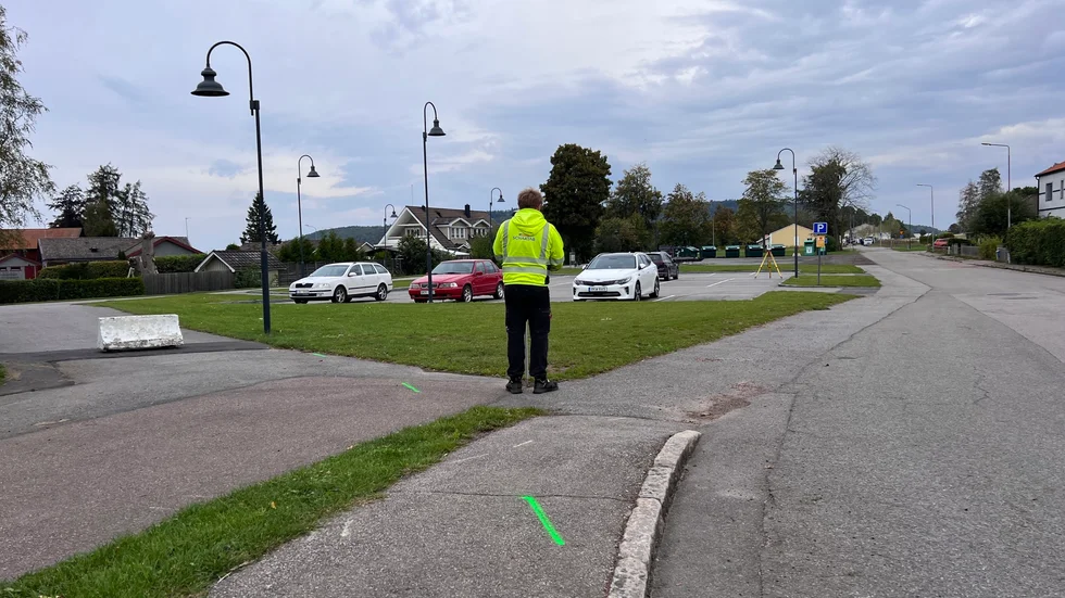 Personal från Ödeshögsbostäders entreprenör var på plats i Hästholmen och markerade den nya busshållplatsens läge.
