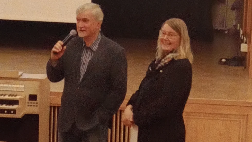Lars Sandberg (Framnäs folkhögskola) och Birgitta Johansson Huuva (ordförande i Föreningen Norden Piteå) hälsade välkomna till kvällens föreläsning om norrsken.