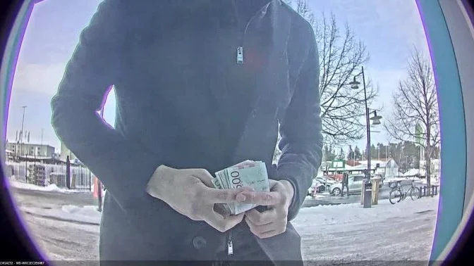 En av de mordåtalade bröderna, 18-åringen, fångas på bild inifrån uttagsautomaten när han tar ut pengar som swishats från mordoffrets konto. Uttaget gjordes 29 mars. Två dagar innan kroppen hittades i Hjälstaviken och samma dag som 18-åringen åkte på en utlandsresa.