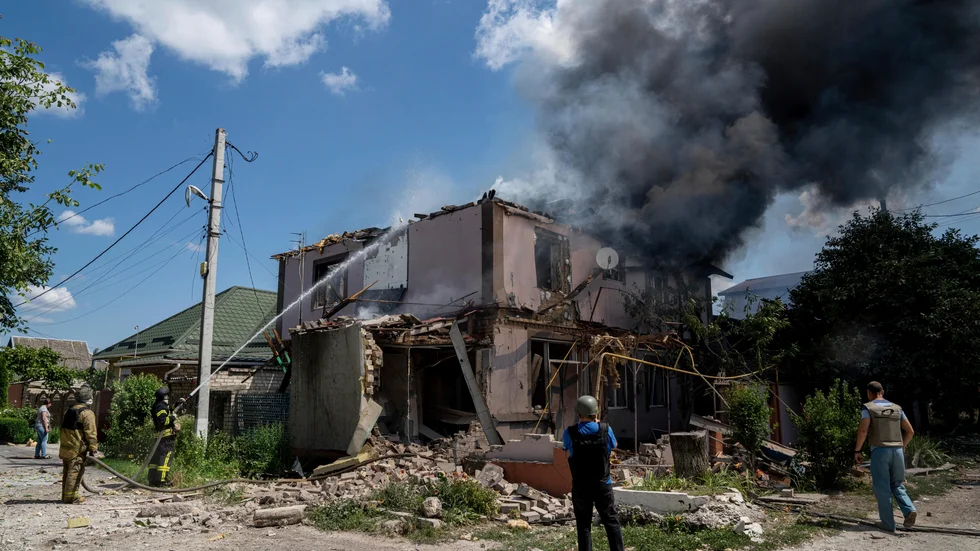 Bostadshus i brand i den ukrainska staden Cherson efter rysk beskjutning i somras. Arkivbild.
