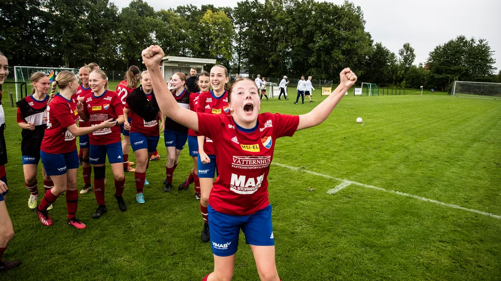 Mittbacken Thea Clausen jublar efter att domaren blåst av matchen. Därmed vann laget säsongens sista match. 