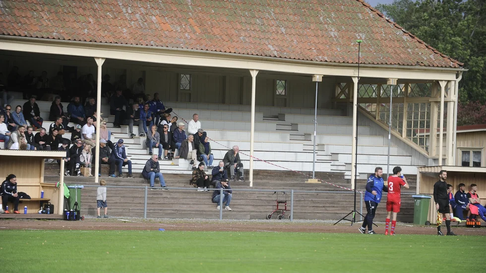 Så här såg det ut i lördags när Harg mötte Jäder i sista seriematchen. Delar av läktaren var avstängd, nya stöttor som håller uppe taket ditsatta. Synlig "vågrörelse" längs stuprännan.