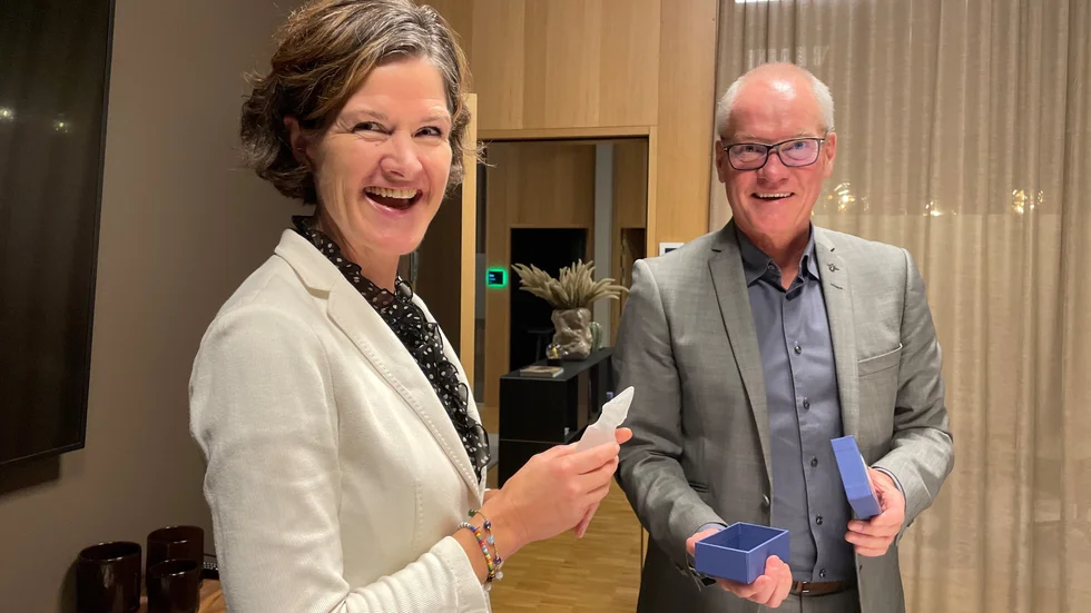 Anna Kinberg Batra, tidigare partiledare för Moderaterna, fick en gåva av kommunen, en glasreplika av den lilla Sigtunaviking, som hittades i Sigtuna stad 1937. Originalskulpturen är gjord av älghorn och tros vara från början av 1000-talet. På bilden även Olov Holst (M), kommunstyrelsens ordförande.
