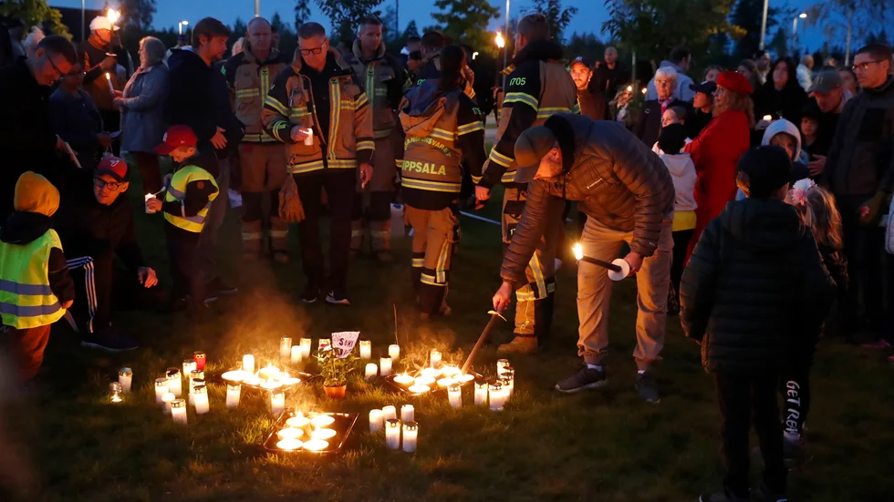 En ljusmanifestation hölls i Fullerö efter sprängdådet.