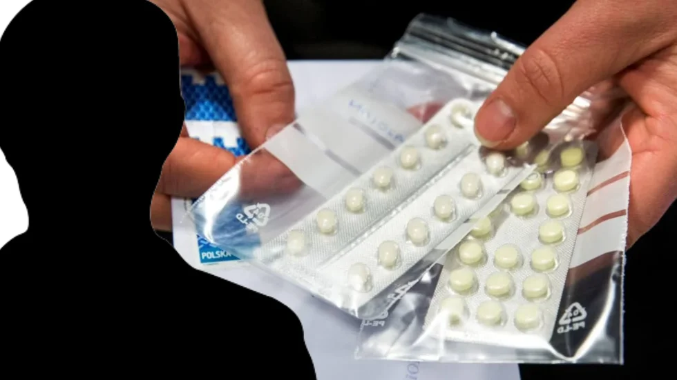 En man i 45-årsåldern bosatt i Hultsfreds kommun döms till fängelse i 1,5 år för narkotikabrott sedan polisen hittat nära 4 000 narkotikaklassade tabletter i ett förråd han disponerade tillsammans med en kvinna. Tingsrätten säger dock nej till åklagarens begäran att utvisa mannen. 