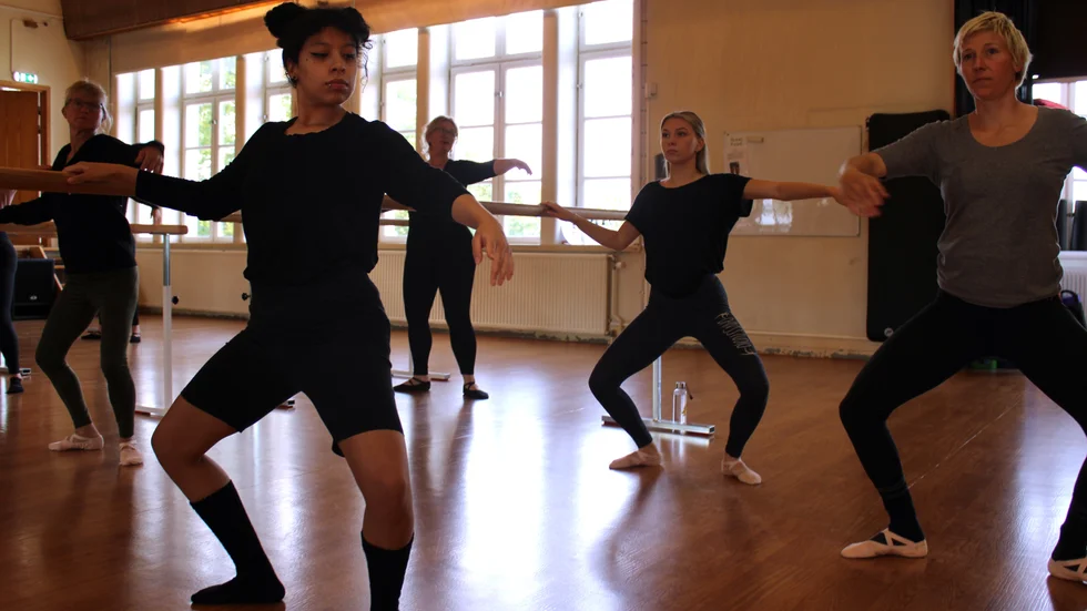 En dag i veckan samlas ett dansant gäng på kulturskolan för att dansa balett i lunchtid. Pensionär, arbetande, arbetslös eller föräldraledig spelar ingen roll - alla lunchlediga är välkomna.
