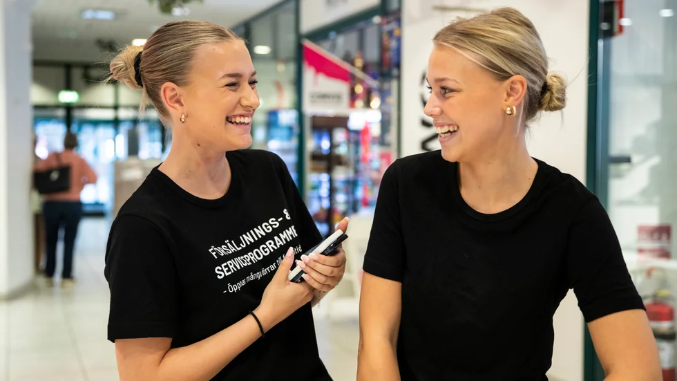 Lea Hedemark och Jonna Stegeryd tror att Motala centrum kan få ett lyft när ombyggnationen av Gallerian sätts igång.
