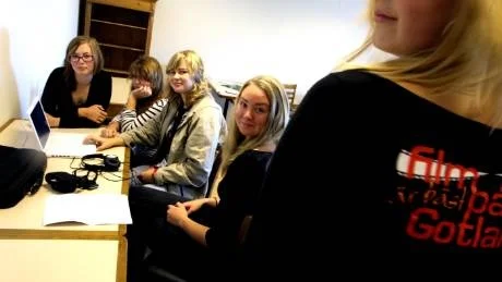 Skapar kontakt. I projektet som startade 2010 får ungdomar i Östersjö-skärgården uttrycka sig genom film som de gör på riktigt tillsammans. Här är Amanda Westberg, Näs, Frida Hartman, Åboland, Ebba Borrfors, Runmarö och Loa Schierman, Svartö, i färd med att skapa film.Foto: Henrik Radhe