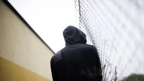 Misshandlad. Linus misshandlades och har efter misshandeln tvingats möta gärningsmännen eftersom de går på samma skola. Nu har han fått sitt studiebidrag indraget eftersom han inte vågat gå i skolan. Betyg kommer han ändå att få, eftersom han klarat alla prov. Foto: Wilhelm Jaresand