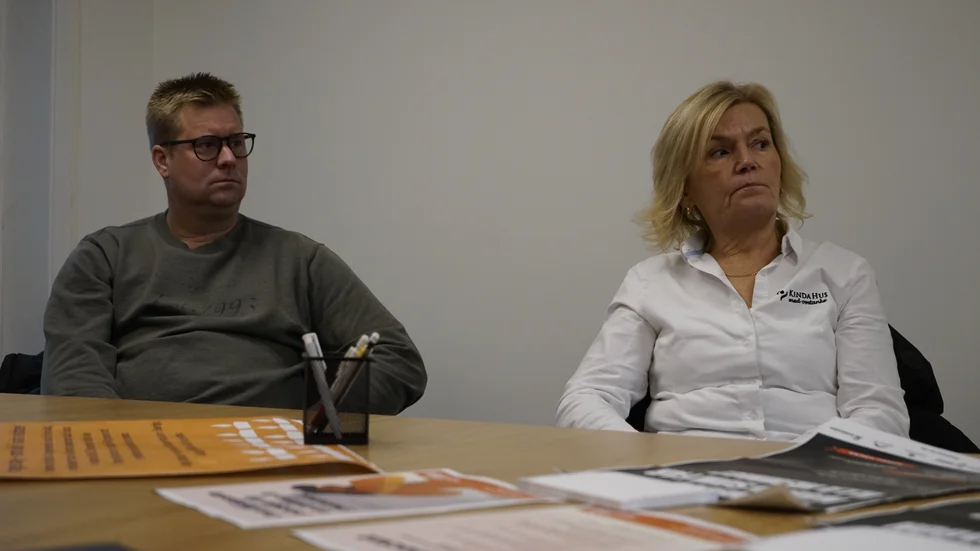 Martin Hansson är Fastighetstekniker, yttre miljö, och Kajsa Claesson är VD på Kindahus. De samarbetar med kommunen och vårdcentralen med att förebygga våld. 