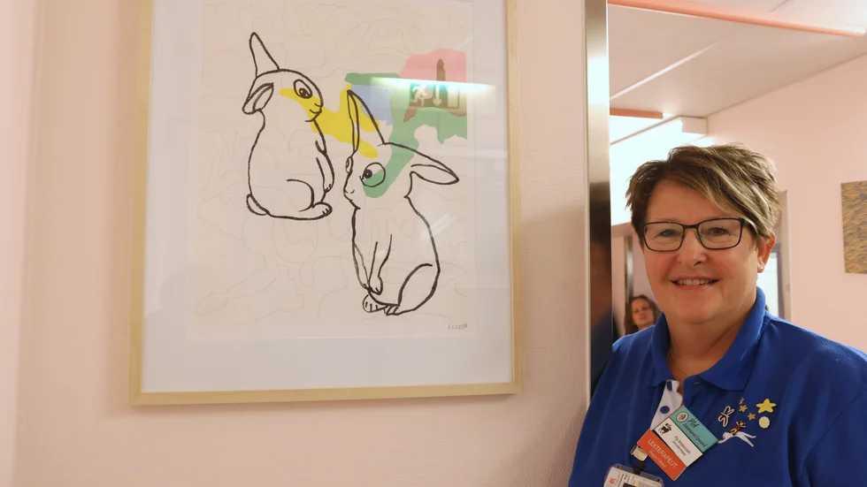 Pia Andersson, lekterapeaut och specialpedagog berömmer den nya konsten, som tillkommit i arbetet.