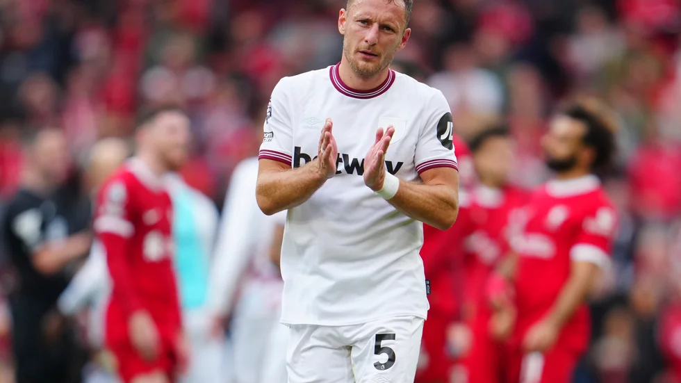 West Hams Vladimir Coufal är en av tre tjeckiska landslagsspelare som har skickats hem från EM-kvalsamlingen efter ett nattklubbsbesök.