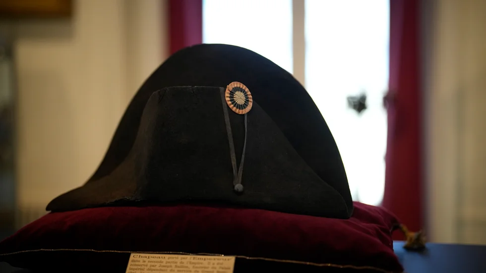 En av Napoleons bicorne-hattar har sålts på auktion.