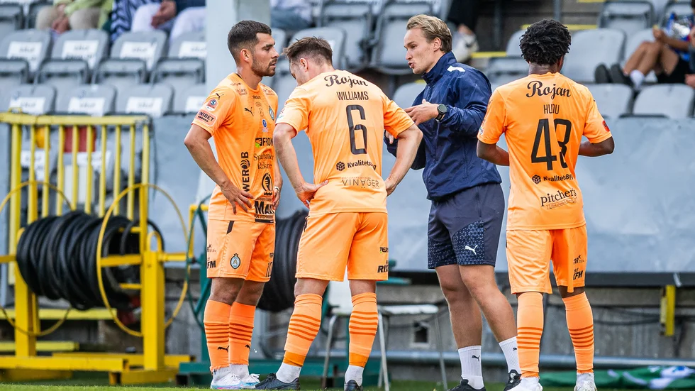 AFC Eskilstuna ser ut att tappa i stort sett hela truppen till kommande säsong. Marcelo Palomino, Ryan Williams och Abdul Halik Hudu är några av dem. På bilden syns även klubbens assisterande tränare Robert Åstedt 