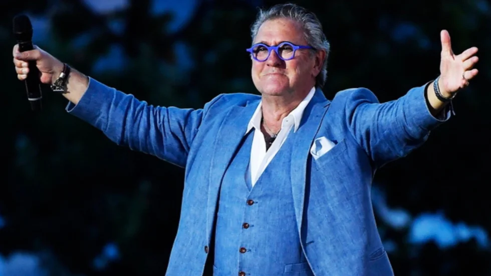 
Tommy Körberg har gått från sjuksängen till muikalen "Änglagård" på Oscarsteatern i Stockholm. Den åttonde augusti kommer han till Skellefteå.
