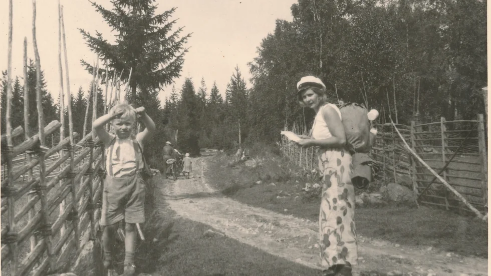 Jan Myrdal föddes 1927 i Stockholm och är son till Gunnar och Alva Myrdal. Han är kritiker, författare och världsresenär. Efter hans tidigare romaner, som innehöll mycket satir, har hans språk ändrats och blivit mer direkt. 