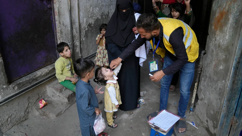 Mycket i världen går åt rätt håll, säger Ola Rosling, vd på stiftelsen Gapminder. Här får barn i Pakistan poliovaccin. Bilden är från oktober.