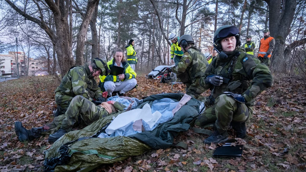 En figurant med en sårskada i buken fick första hjälpen innan hon transporterades till akutmottagningen. 