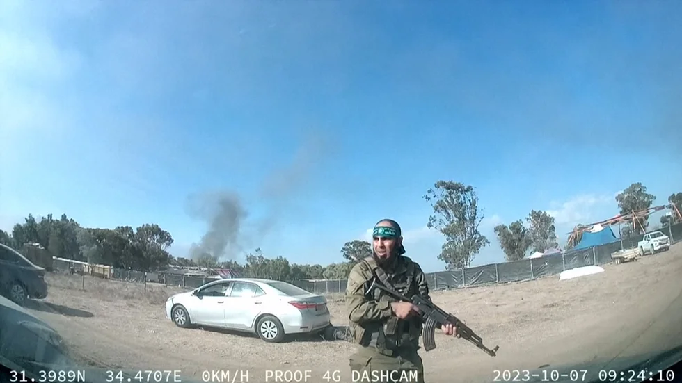 En beväpnad palestinsk terrorist på festivalen Supernova vid kibbutzen Re'im nära Gaza. Bilden är från en video på Telegram, distribuerad av AFP.