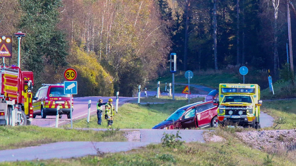 En man i 85-årsåldern fick föras med ambulans till sjukhus.