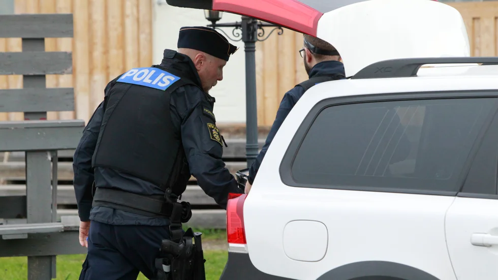 De tre barn som flyttades tillbaka till föräldarna efter LVU-fallet i Älvsbyn har omhändertagits och mamman och pappan är anhållna. Polisen slog till på fredagsmorgonen.