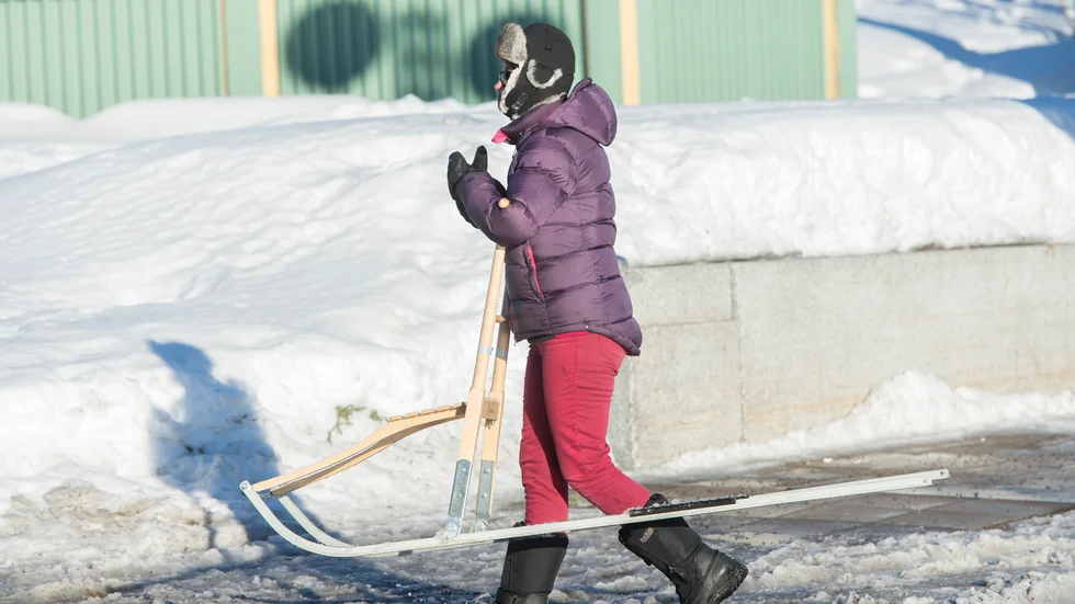 Dåligt sparkföre gör att man får bära sparken. "Vi vill underlätta för alla att ta sig fram" skriver Kristina Karlsson i motionen där förslaget är att minska på sandningen och grusningen.