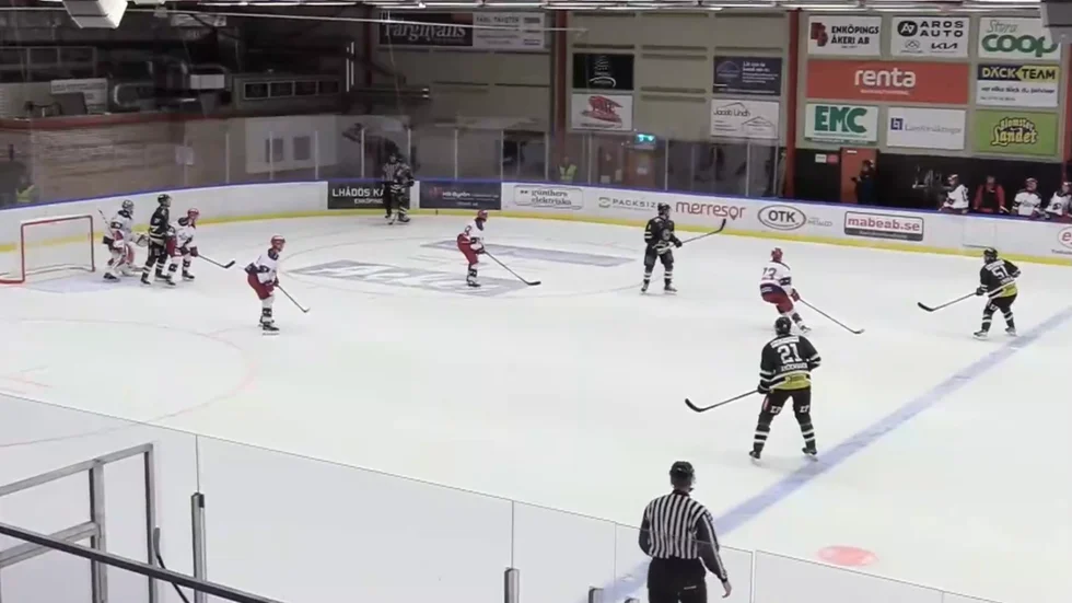 Wilmer Lindblad kvitterar för ESK i matchen mot Huddinge.
