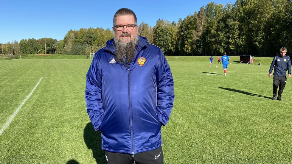 Daniel Strandberg har tagit hissen upp två våningar med Högsjö på tre säsonger. Nu står det klart att tränaren fortsätter en säsong till i klubben, lagets första i division 4 på över 60 år.