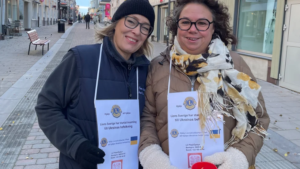 Anna Lindström (till vänster) och Monica Lundström från Lions Piteå/Öjebyn samlade in pengar till stöd för Ukraina.