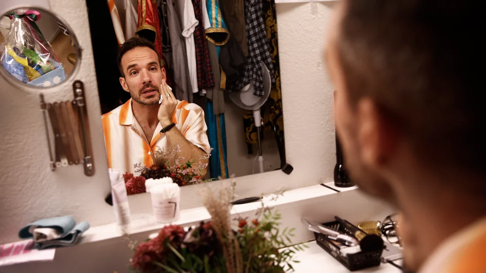 Bruno Mitsogiannis hade änglavakt när ett stort torn rasade på scenen och landade över hans rygg.