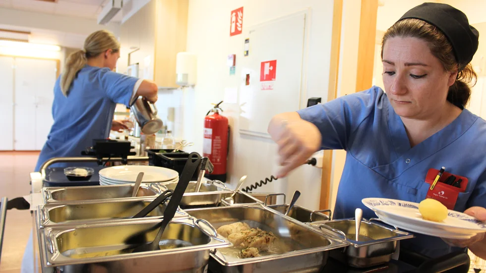 Måltidsvärd Leyla Aslan slevar upp dagens lunch till patienterna på avdelning fem.