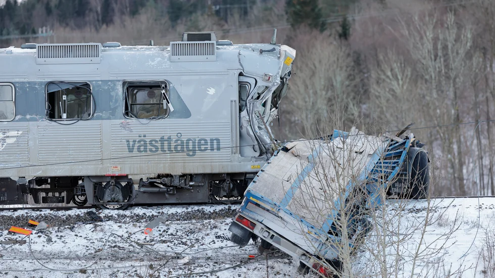 Ett pendeltåg och en lastbil krockade öster om Uddevalla på måndagsmorgonen.