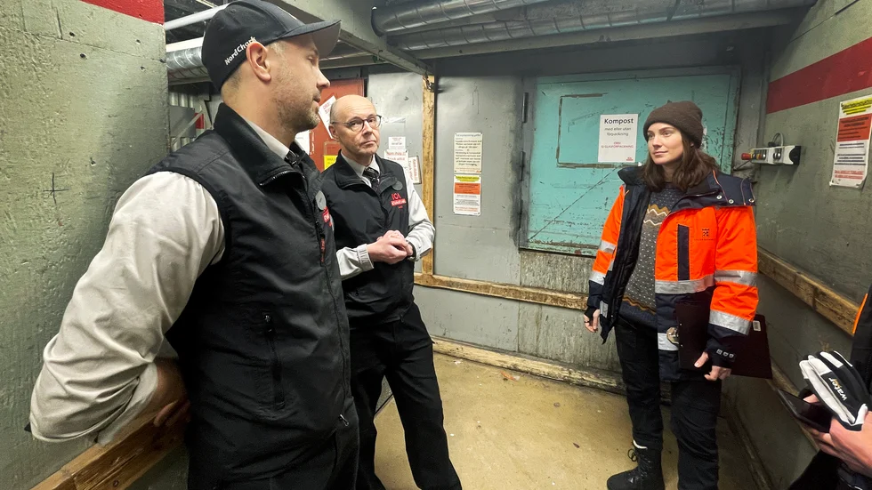 På torsdagen genomförde Luleå kommun en inspektion av Ica Kvantums sopsortering. Bakom den gröna metalluckan står en sluten container som skickas till Bodens biogasanläggning. "Vi har fått uppgift om att i Boden skiljs matavfallet från sina förpackningar", förklarar Mattias Olofsson, miljö & driftansvarig på Ica Kvantum (närmast kameran). 