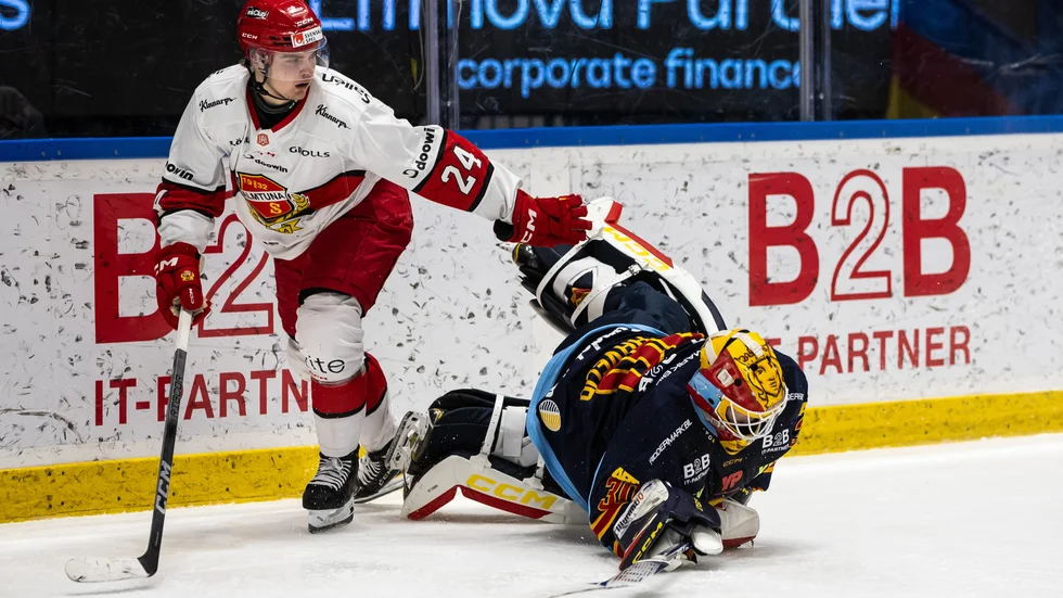 Elliot Ekmark och Hugo Hävelid krockar.
