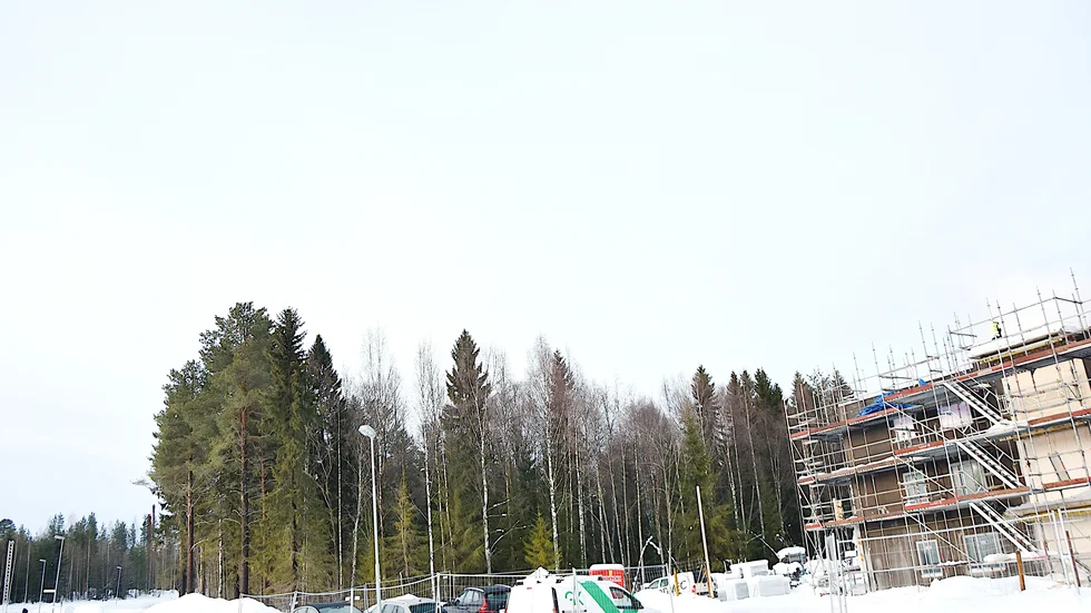 Vy från Sundsbrovägen med Bodenbos bostadsbygge till höger och en liten hörna av skog bakom det på området, som KIAB Fastigheter AB vill köpa av kommunen och exploatera för handel.