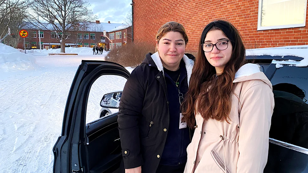 Lina Markho fick hämta dottern Jessica Josef vid S:t Iliansskolan då skolbussarna ställdes in på onsdagen på grund av snövädret.