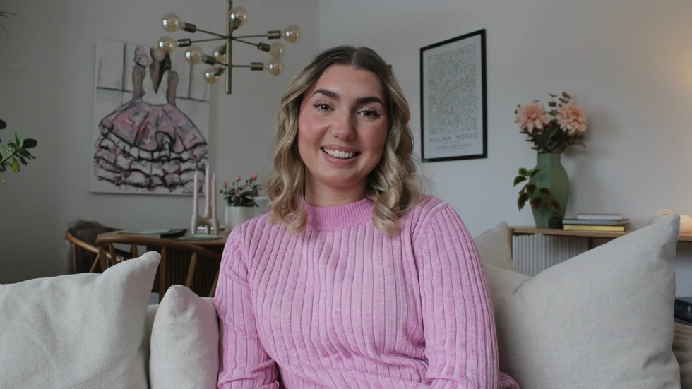 "När jag hade skrivit klart gav jag det till min mamma och sa här har du något du kan läsa, det var mest på skoj, men när hon sa att det var riktigt bra testade jag att skicka vidare det." Säger Ebba Åhman