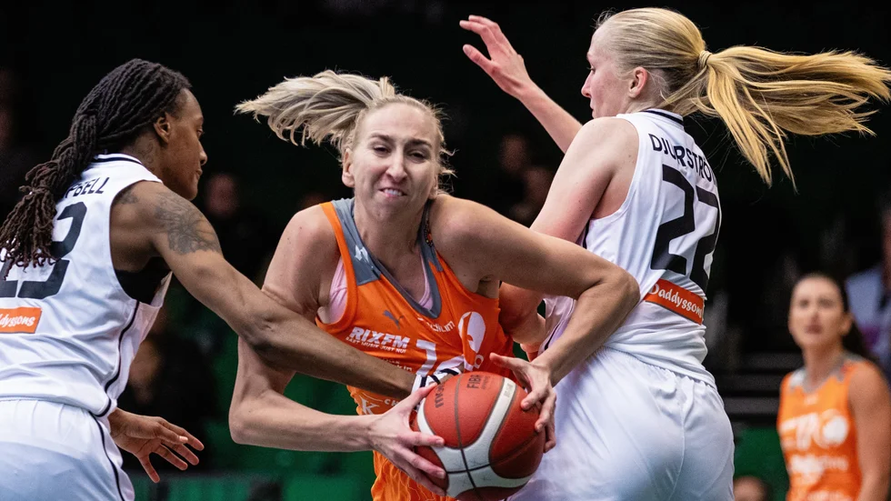 Sofia Pelander var nyttig under korgarna – men när hon fick sin femte foul rasade Dolphins mot Södertälje.