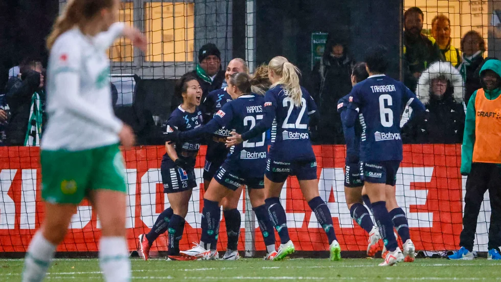 LFC:s matchhjälte Yuka Momiki gjorde 1-1 i matchens absoluta slutsekunder. Här jublar hon med Cathinka Tandberg, Cornelia Kapocs, Alva Selerud, Angelina Beard och Saori Takarada.
