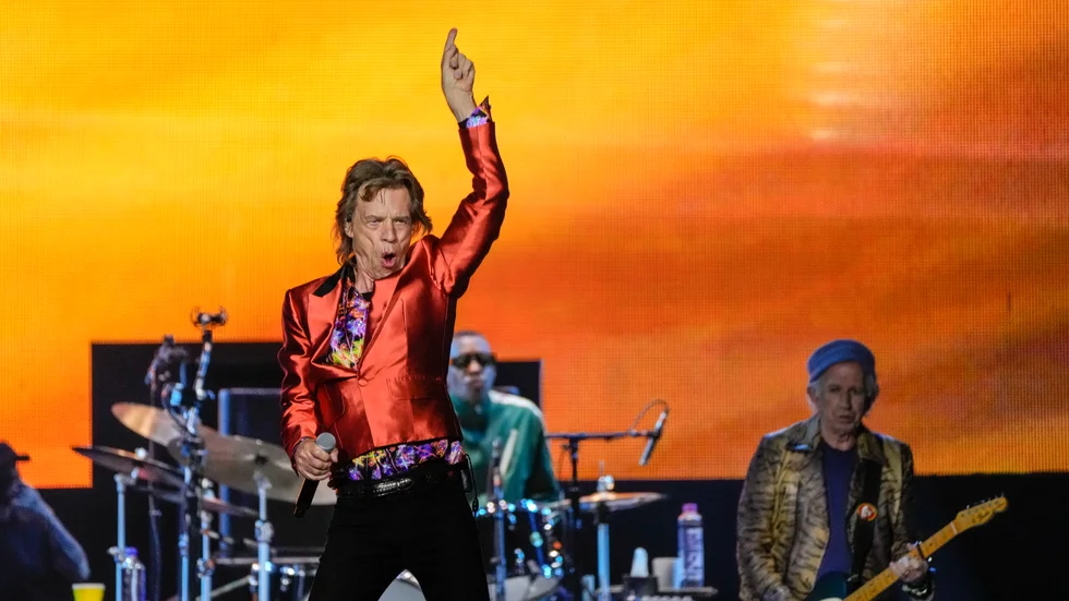 I nästa år ska herrarna Mick Jagger, 80, Keith Rickards, 79 och ynglingen Ron Wood, 76, ut och rulla på vägarna igen. 