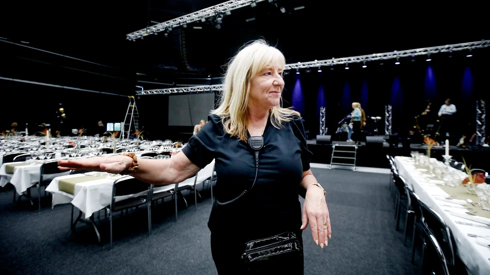 Carina Lewin är Eskilstunas cateringdrottning, som driver restaurang P-2 och som nyligen utsetts till årets mottagare av Eskilsstatyetten i katergoring Näringsliv. Under fredagen jobbar hon, personal och frivilliga stenhårt med att ge Volvos anställda en oförglömlig firmafest.