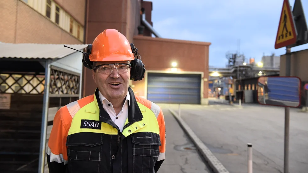 SSAB:s vd Martin Lindqvist under ett besök på anläggningen i Oxelösund förra hösten. Divisionen som Oxelösund ingår i går fortfarande med vinst.