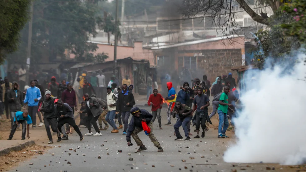 Stenkastande demonstranter och tårgasskjutande polis drabbar samman i Nairobi under onsdagen.