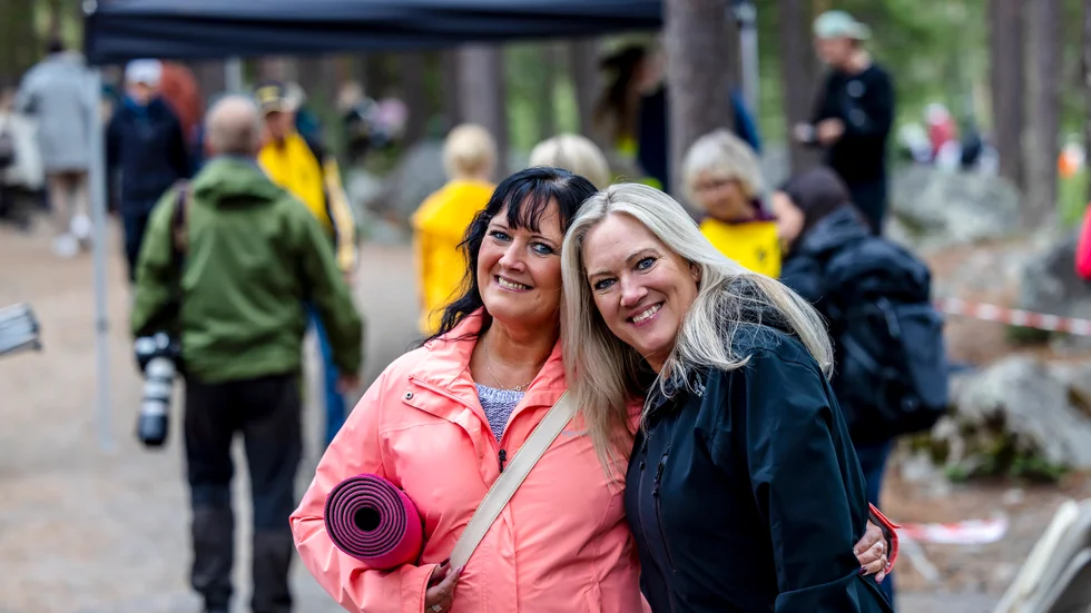Systrarna Maria Sinnett och Annika Sandgren från Boden taggar Carolakonsert. "Vi såg henne i Boden för kanske 25 år sedan och hon är fantastisk", säger Annika. "Bästa sångfågeln vi har i Sverige", säger Maria.
