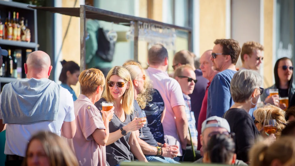 Uteserveringär trevligt på sommarhalvåret men bidrar också till trängseln.