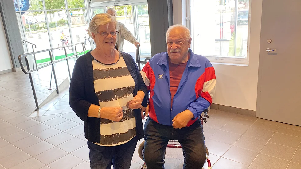"Först tog automaten mitt kort. Sedan försökte den ta min frus". Gretel och Gunnar Lindgren slår larm om bankomaten i gallerian, som försöker stjäla bankkorten för kunderna. "Det är inte bara vi som drabbats, det är flera"