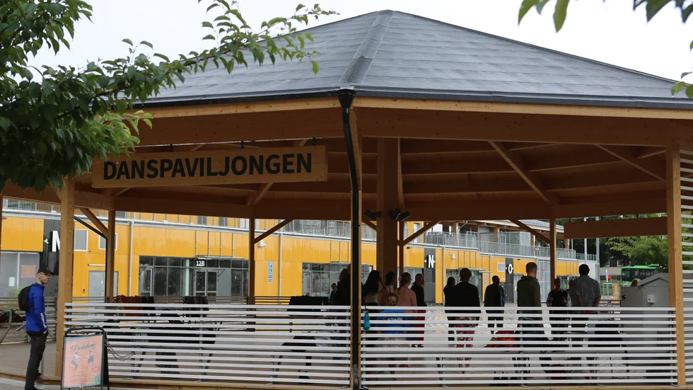 "Parkdansen" intar varje tisdag 9 juni-29 augusti den nybyggda Danspaviljongen i Stadsträdgården. Vissa kvällar är det live-jazzmusik. Då fylls danspaviljongen till bredden.