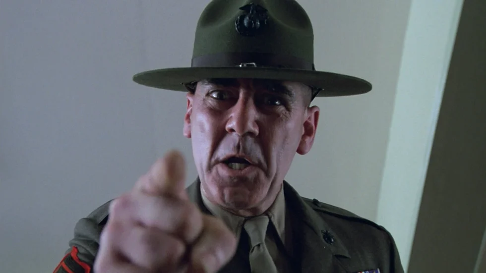 Befälet Hartman (R. Lee Ermy) förvandlar pojkar och män till mördarmaskiner i Stanley Kubricks klassiker "Full metal jacket".