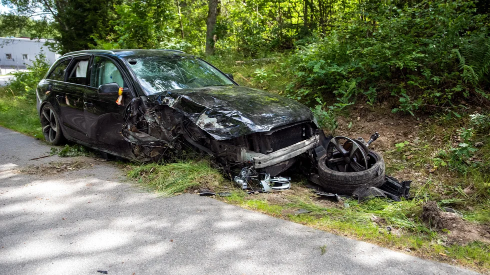 Bilen som kördes vid kraschen stod på tisdagseftermiddagen kvar utmed Sundsvägen. 