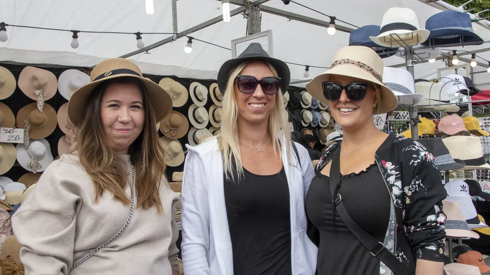 Lite i hatten, eller i hattarna, var Jessica Mattsson, Emmy Söderholm och Linda Widerström från Åby. 